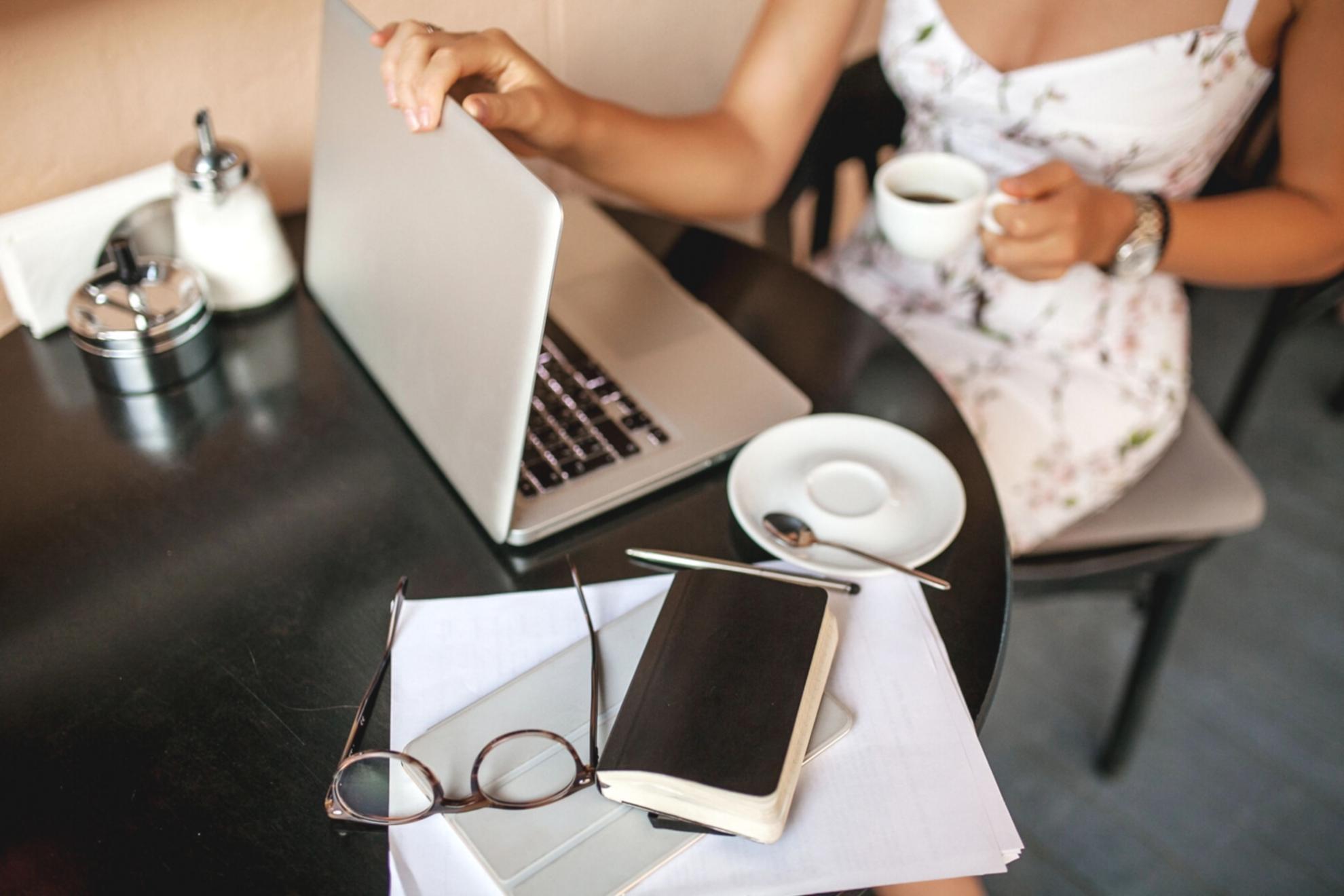 Verschiedene Geräte zeigen die Corenolivia-Plattform